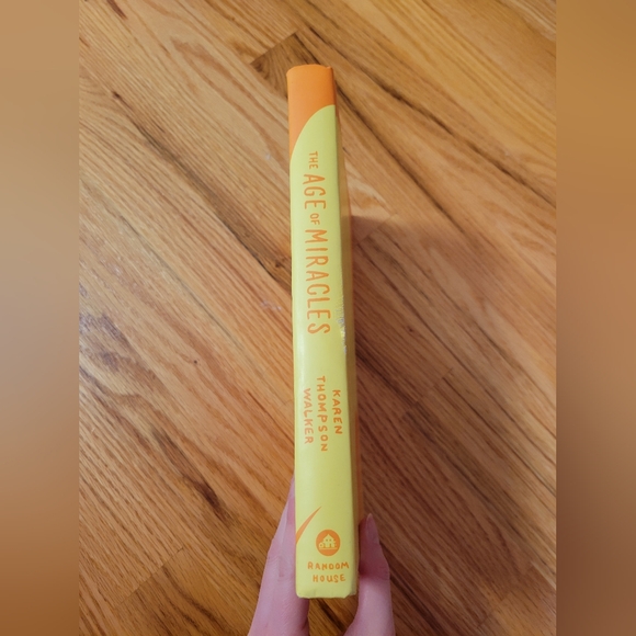 The Age of Miracles By Karen Thompson Walker Book - Picture 2 of 3